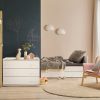Decorative modern baby room with wooden crib bed and cabinet sty Otroška posteljica Klups Kompakt: posteljica in previjalna miza bela