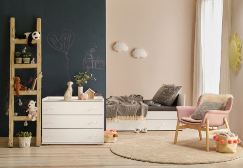 Decorative modern baby room with wooden crib bed and cabinet sty Otroška posteljica Klups Kompakt: posteljica in previjalna miza bela